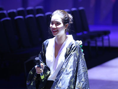Phạm Hương để mặt mộc, khóc như mưa trên sân khấu Elle Fashion Show 2016