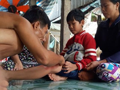 "Thần y" kỳ dị miền Tây: Chữa bá bệnh bằng... thổi phù phù