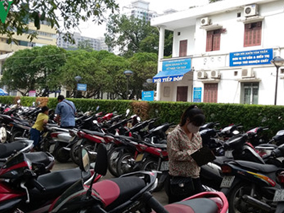 Bệnh viện Bạch Mai lùi thời hạn đóng cửa bãi trông xe