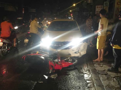 Hà Nội: Ô tô 4 chỗ đâm liên tiếp 3 xe máy trong đêm, 4 người bị thương