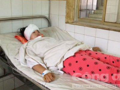 Hy hữu nữ sinh bị đèn cao áp rơi trúng đầu lúc tan trường