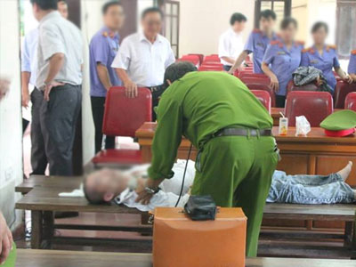 Tòa hoãn phiên xử vì bị hại thấy bị cáo là ngất xỉu