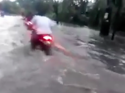 Môtô phân khối lớn đua trên đường ngập