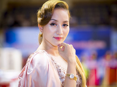 Khánh Thi khoe khéo đồng hồ 500 triệu Phan Hiển tặng