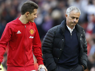 Mourinho khởi đầu mùa giải tệ hơn Van Gaal