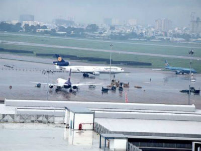 Mưa lớn, máy bay không thể hạ cánh ở Tân Sơn Nhất