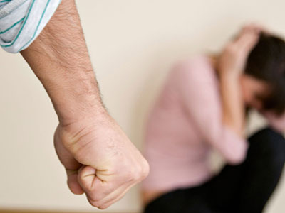 Phụ nữ làm nhiều việc nhà dễ bị... bạo lực