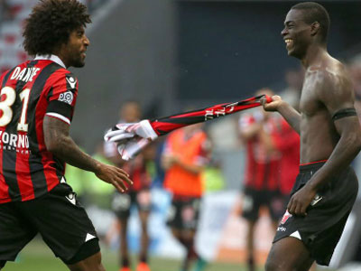 Tuyệt phẩm của Balotelli giúp Nice giành lại ngôi đầu Ligue I