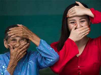 Văn Mai Hương chụp ảnh cùng "Cụ bà đẹp nhất thế giới" ở Hội An