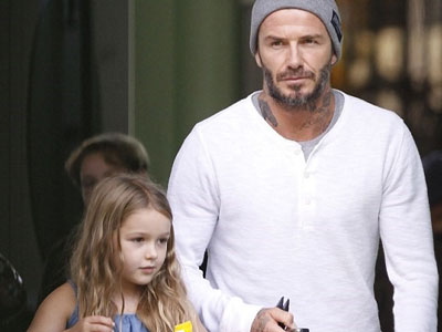 Bé Harper quấn quýt Becks không rời