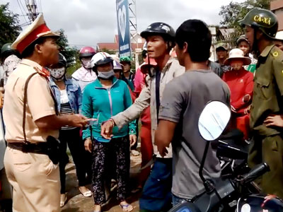 CSGT còng tay người vi phạm vì chống đối