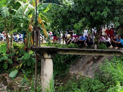Kinh hãi phát hiện thi thể nam thanh niên dưới mương nước