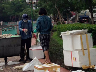 Nghi vấn đôi nam nữ đưa cá chết Hồ Tây vào thùng xốp để tiêu thụ