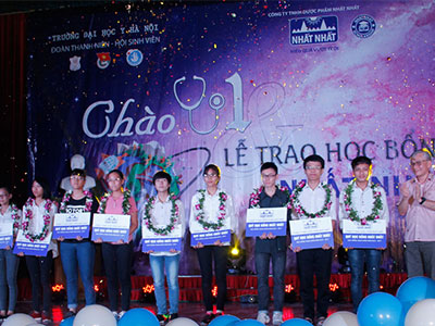 Nhất Nhất trao học bổng thủ khoa Đại học Y Hà Nội