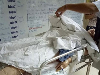 Chồng chém gần lìa tay vợ vì không trả lời tin nhắn