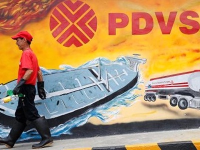 Công nhân dầu khí Venezuela bán đồng phục để mua thức ăn