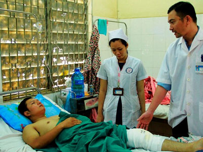 CSGT bị thanh niên ném đá bể xương bánh chè