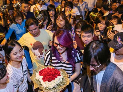 Fan Hồ Ngọc Hà đá xoáy, nói Mỹ Tâm dùng tiền "mua" người hâm mộ
