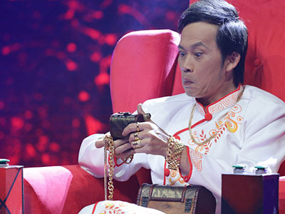 Hoài Linh đeo vàng đầy người trên ghế óng"