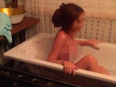 Nữ sinh 16 tuổi táo bạo livestream Facebook cảnh bán nude trong bồn tắm