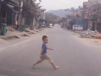 Ôtô tông bé trai băng qua đường ngã lộn nhiều vòng