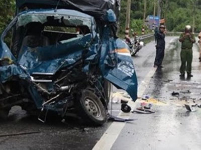 Xe tải đâm nhau kinh hoàng trên trên đèo, tài xế chết thảm