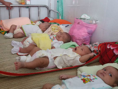 4-5 em bé chen nhau một giường bệnh ở viện nhi