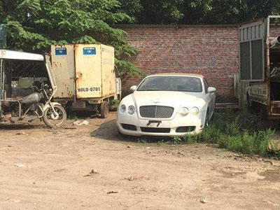 Lại thêm một xe siêu sang Bentley bị "bỏ rơi" tại Hà Nội