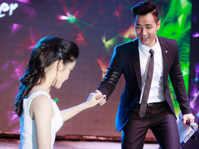 MC Nguyên Khang ga-lăng đỡ Huyền My lên sân khấu