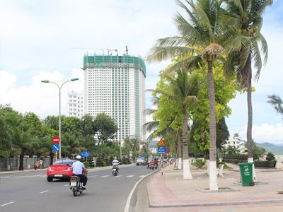 Cao ốc “xé rào” chắn biển Nha Trang: Vẫn thi công dù bị phong tỏa