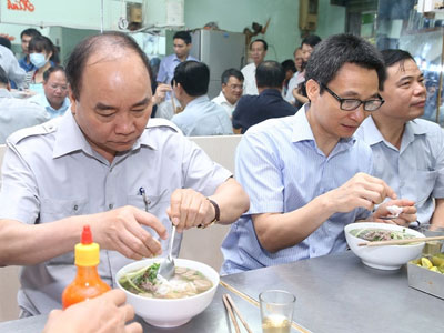 Chủ quán bất ngờ khi Thủ tướng tới ăn phở sáng