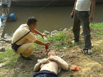 CSGT bơi xuồng cứu người vùng vẫy giữa sông Hồng