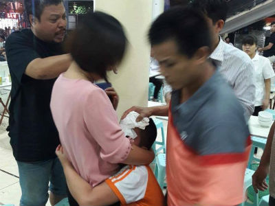 Hà Nội: Mâu thuẫn trên bàn nhậu, người đàn ông cầm bát nước nắm ném rách đầu bé trai 9 tuổi