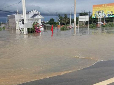 Lũ tràn về ngập Quốc lộ 1A khiến giao thông ách tắc