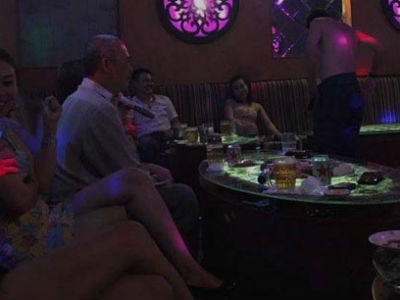 Phía sau cánh cửa karaoke: Những trò thác loạn thâu đêm của “khách làng chơi”