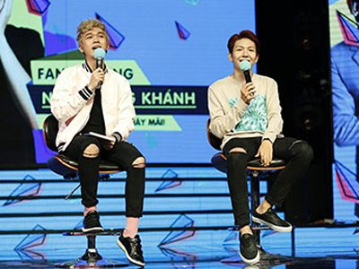 Sốc nặng khi MC hỏi ca sĩ: "Tối bạn ngủ nude hay ở truồng?"