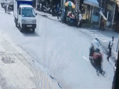 Tên cướp kéo lê cô gái trên đường