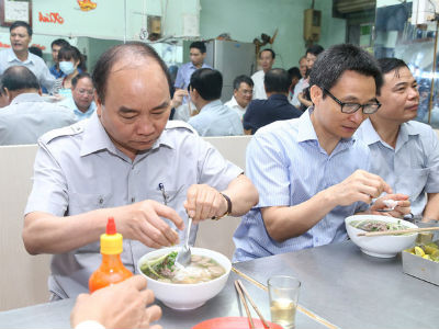 Thủ tướng bất ngờ ghé quán phở ăn sáng, kiểm tra... nồi nước dùng
