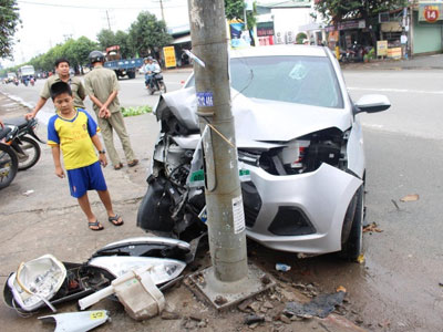 Xế hộp húc trụ đèn giữa cơn mưa, tài xế hoảng loạn đạp cửa thoát thân