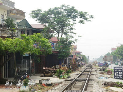 Băng qua đường sắt đón khách, lái xe ôm bị tàu hỏa đâm tử vong