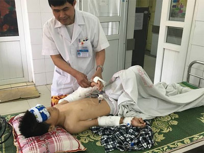 Bé trai 10 tuổi bị mảnh kính cứa đứt động mạch tay