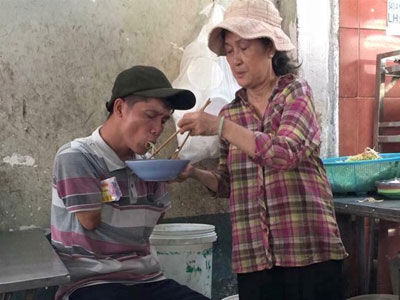 Chuyện cô chủ quán và anh bán vé số cụt tay tại Sài Gòn