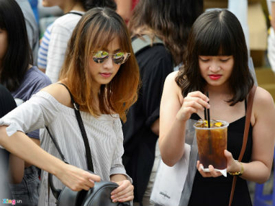 Giới trẻ Hà Nội chen lấn mua sắm tại The New District