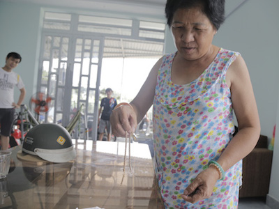Phá cửa, vào tận giường ngủ cướp dây chuyền trên cổ