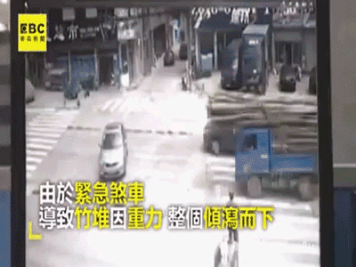 Xe tải chở hàng trăm thân tre cồng kềnh gây tai nạn kinh hoàng trên đường phố