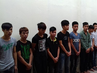 Bắt khẩn cấp 11 thanh niên dùng hung khí đánh người trong đêm