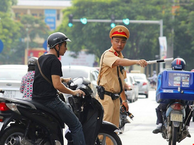 Cảnh sát chỉ huy, điều khiển giao thông được sử dụng súng, dùi cui điện
