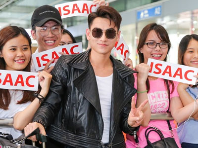 Isaac được chào đón tại sân bay sau khi nhận giải ở Hàn Quốc