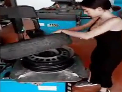 Người đẹp tự thay lốp xe