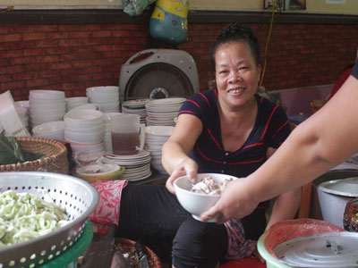 Quán “bún chửi” đông khách gấp đôi, bà chủ hứa kiềm chế